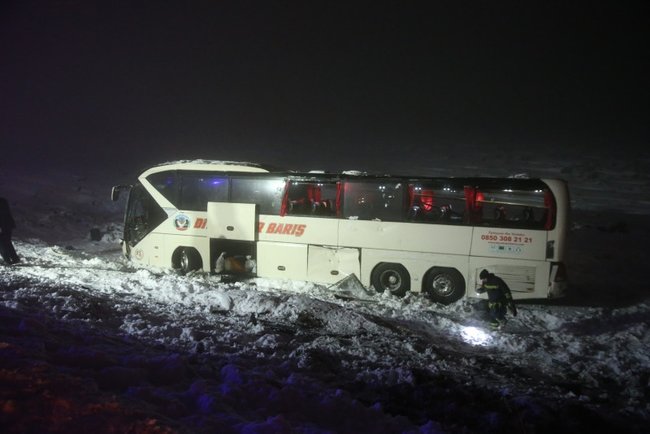 0x0-son-dakika-diyarbakir-sanliurfa-yolunda-buzlanma-sonucu-yolcu-otobusu-devrildi-cok-sayida-yarali-var-1675528912764