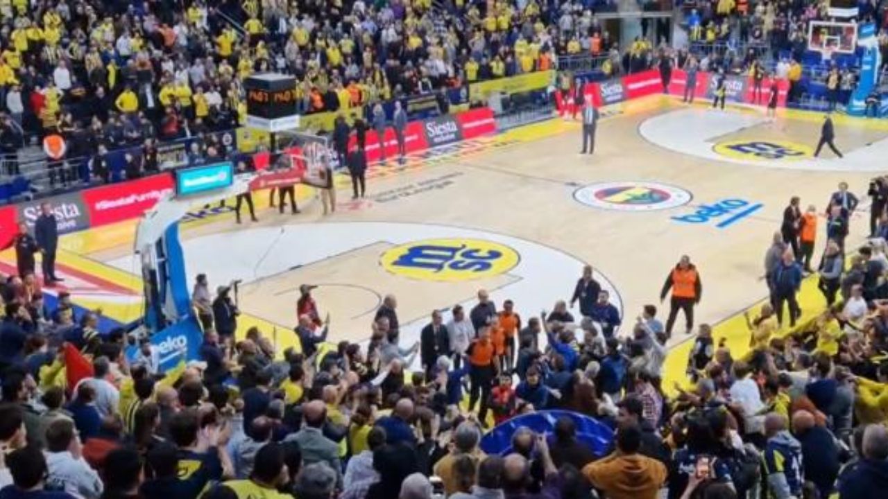 Dünya, Fenerbahçe maçında yaşananları konuşuyor! Hakemler güvenlikten yardım istedi