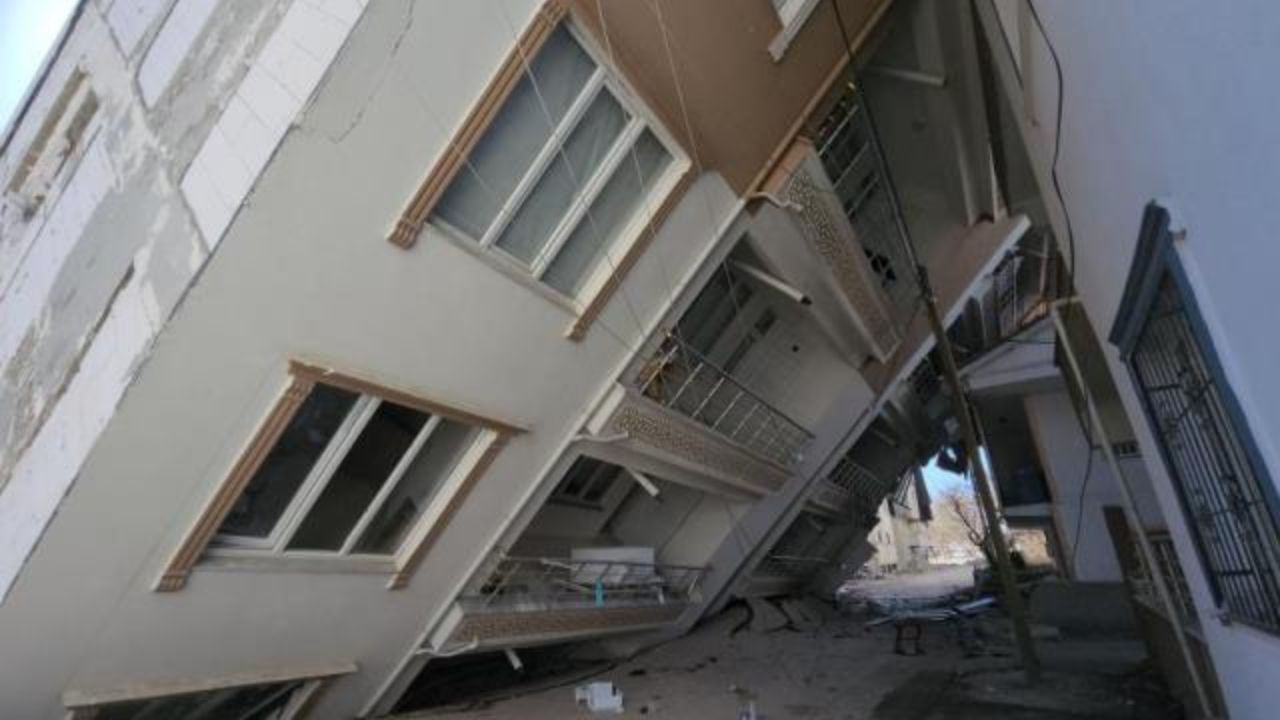 Deprem bölgesindeki ibretlik bina! Görenler fotoğraf çektirmeden geçmiyor