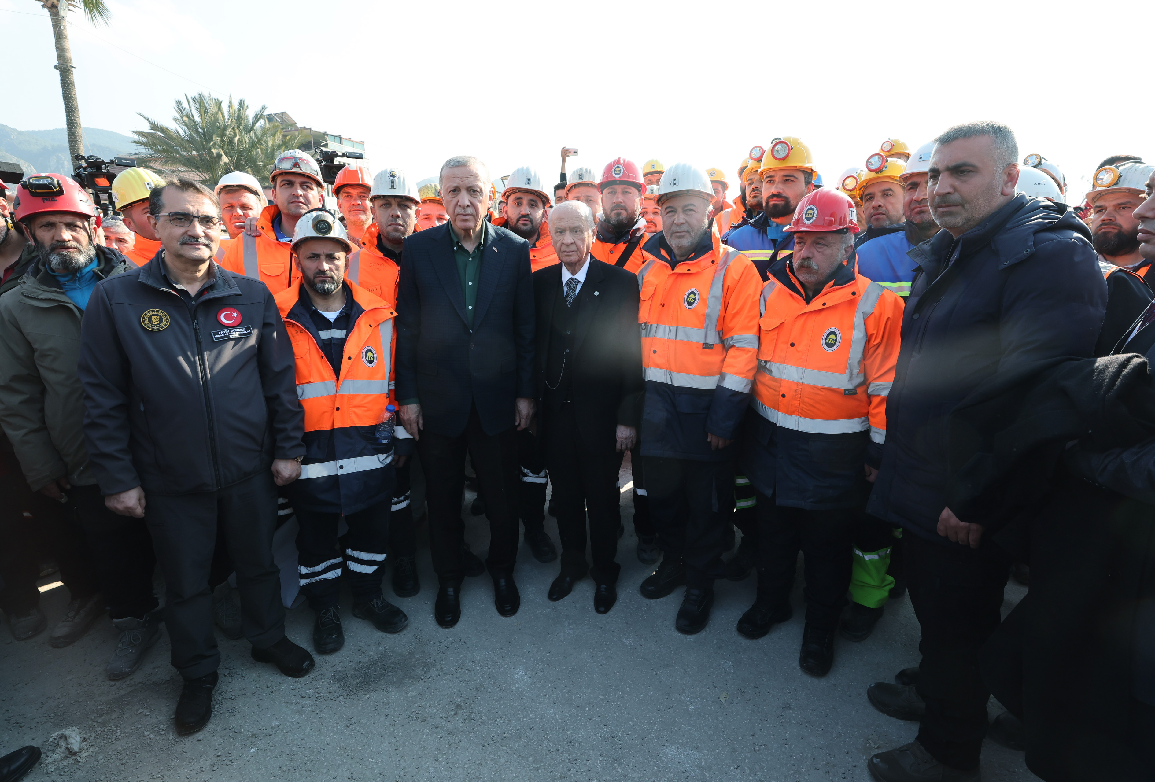 Cumhurbaşkanı Erdoğan ile  MHP Lideri Bahçeli Hatay'da! Deprem bölgesinde incelemelerde bulunuyorlar