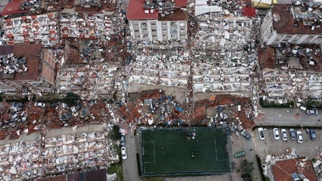 Hatay'dan depremin en korkunç fotoğrafı geldi! Binalar kağıt gibi yıkıldı!
