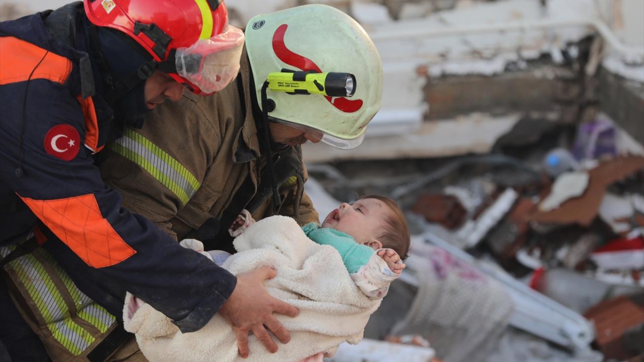 Depremden 29 saat sonra enkazdan sağ çıkarıldı, tüm Türkiye’ye umut oldu