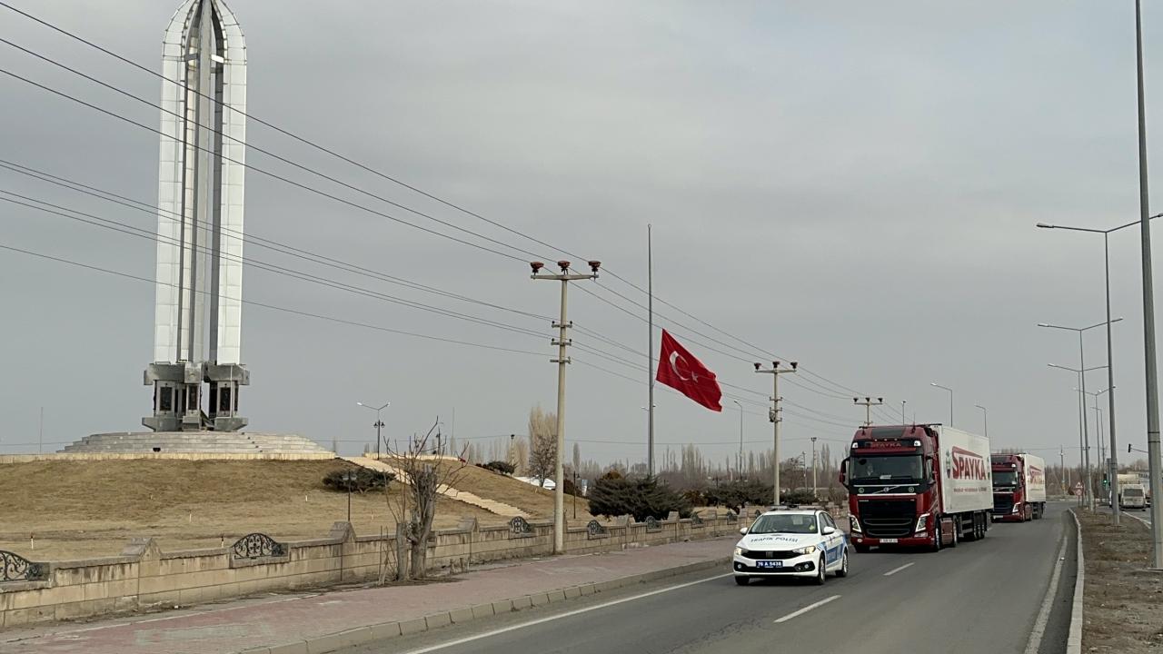 Ermenistan sınır kapısı 35 yıl aradan sonra "asrın felaketi" için açıldı