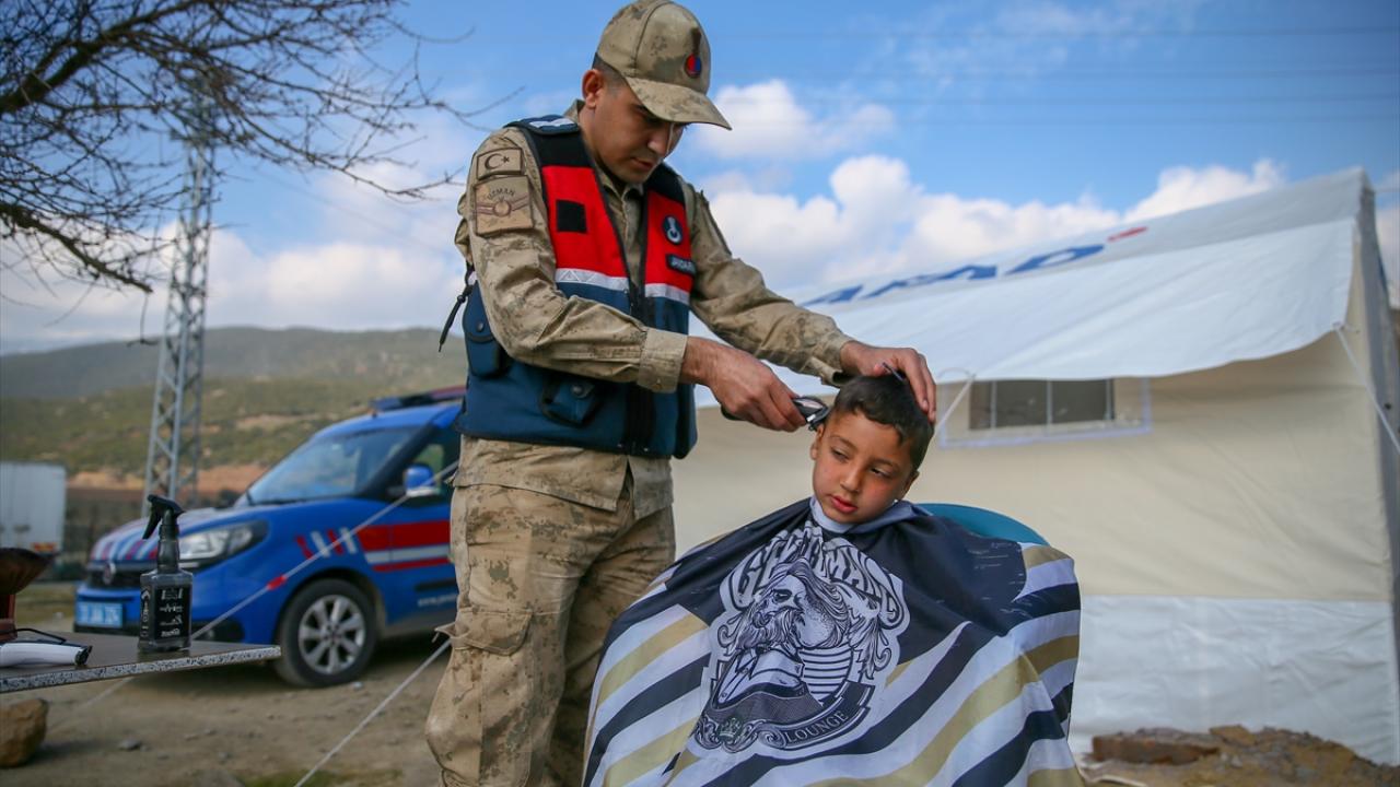 Gaziantep'te jandarma köy köy gezerek depremzedeleri tıraş ediyor