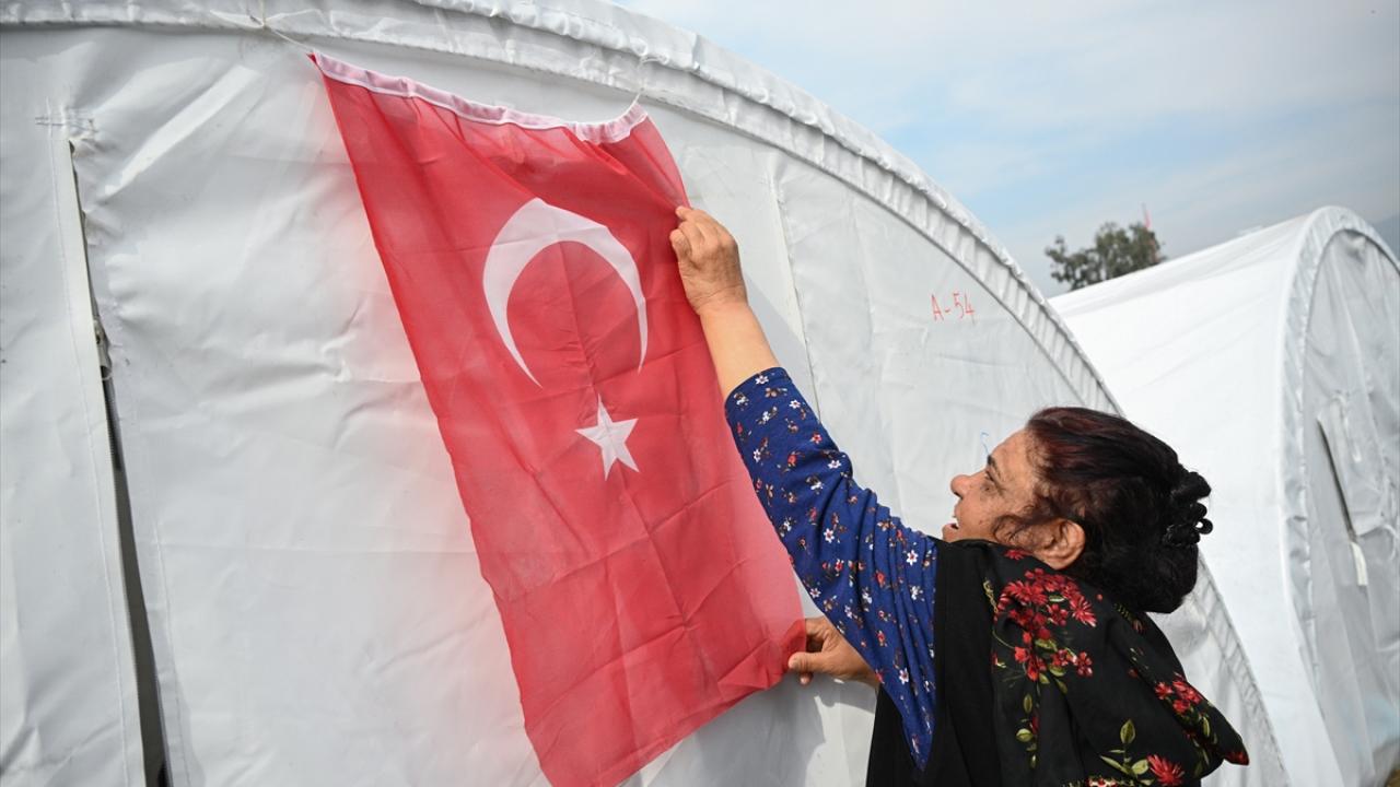 İskenderun'da depremin yaralarını sarma çalışmaları sürüyor