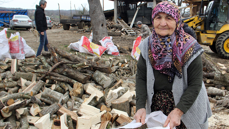 Makbule nine depremzedeler için komşularıyla odun çuvallıyor