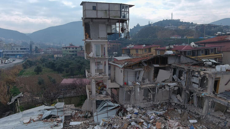 Antakya'da yarısı çöken binanın üstündeki 'güvercin evi' son depremlerle de yıkılmadı