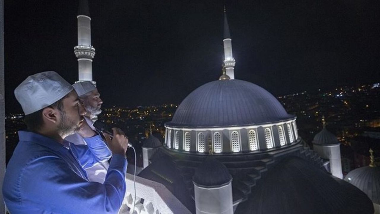 Depremde hayatını kaybedenler için ülke genelindeki camilerde sela okunuyor