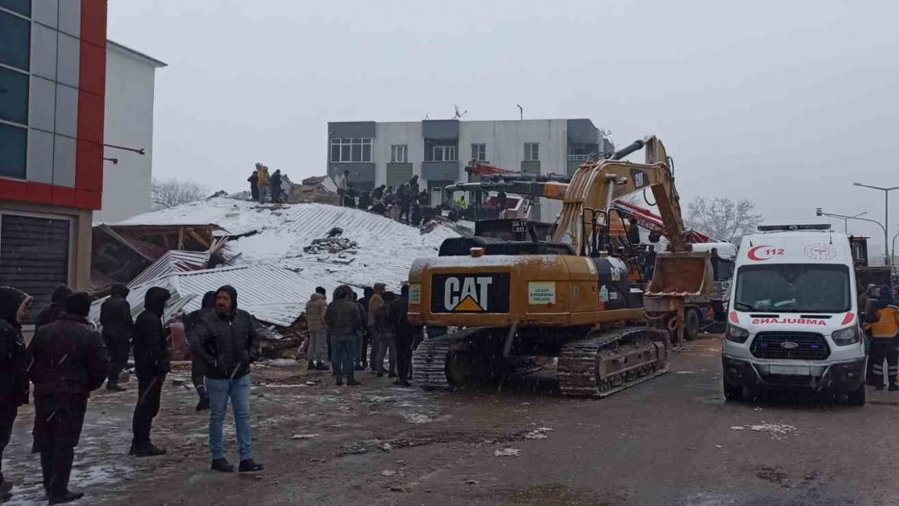 Depremde Kahramanmaraş’ta birçok bina yıkıldı, kurtarma çalışmaları sürüyor