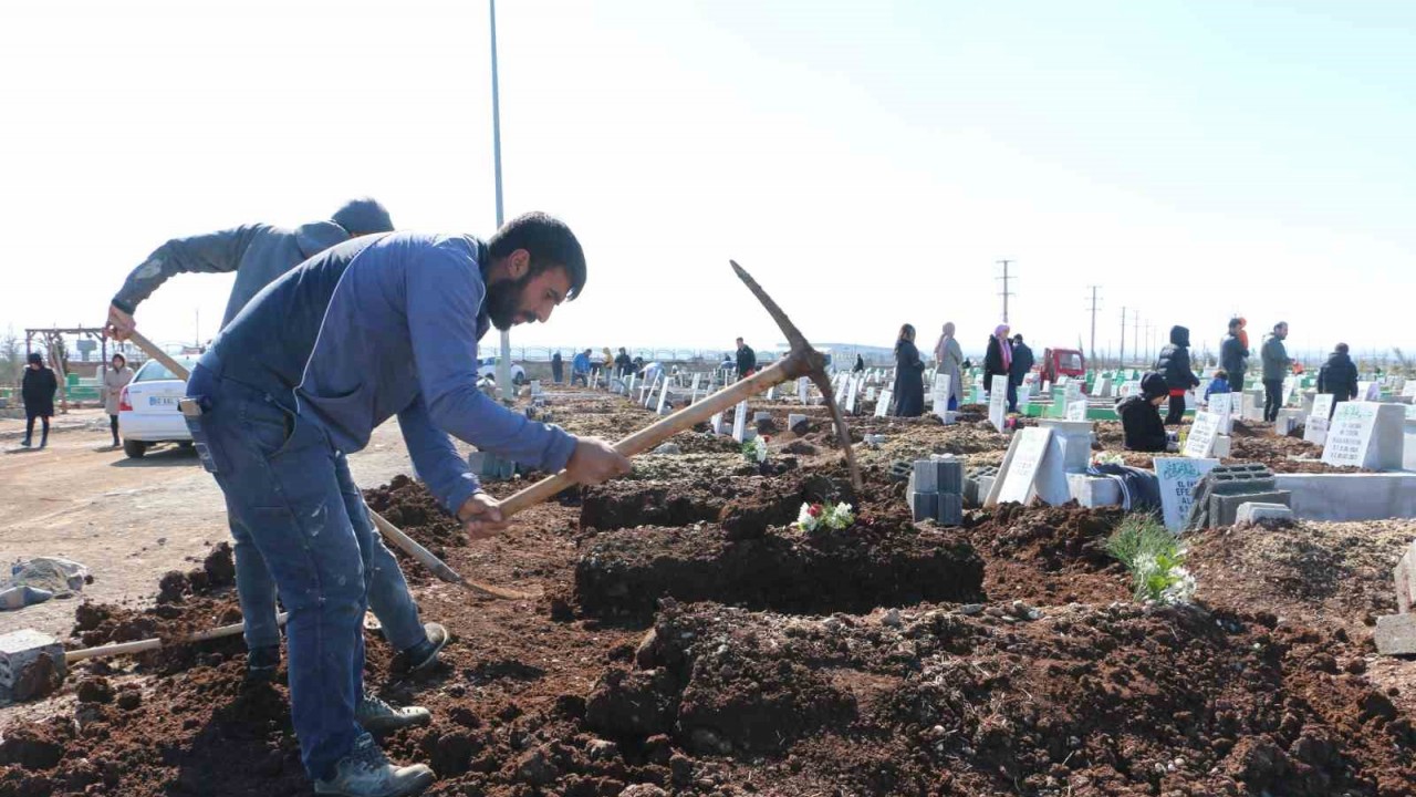 Yürek yakan hatıralar mezarlıklara dizildi