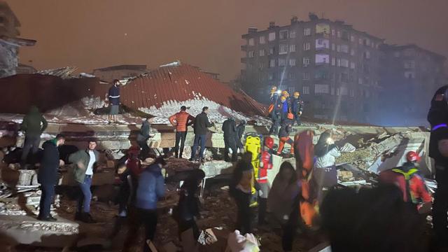 Deprem bölgesindeki kapalı tüm telefon hatları açıldı