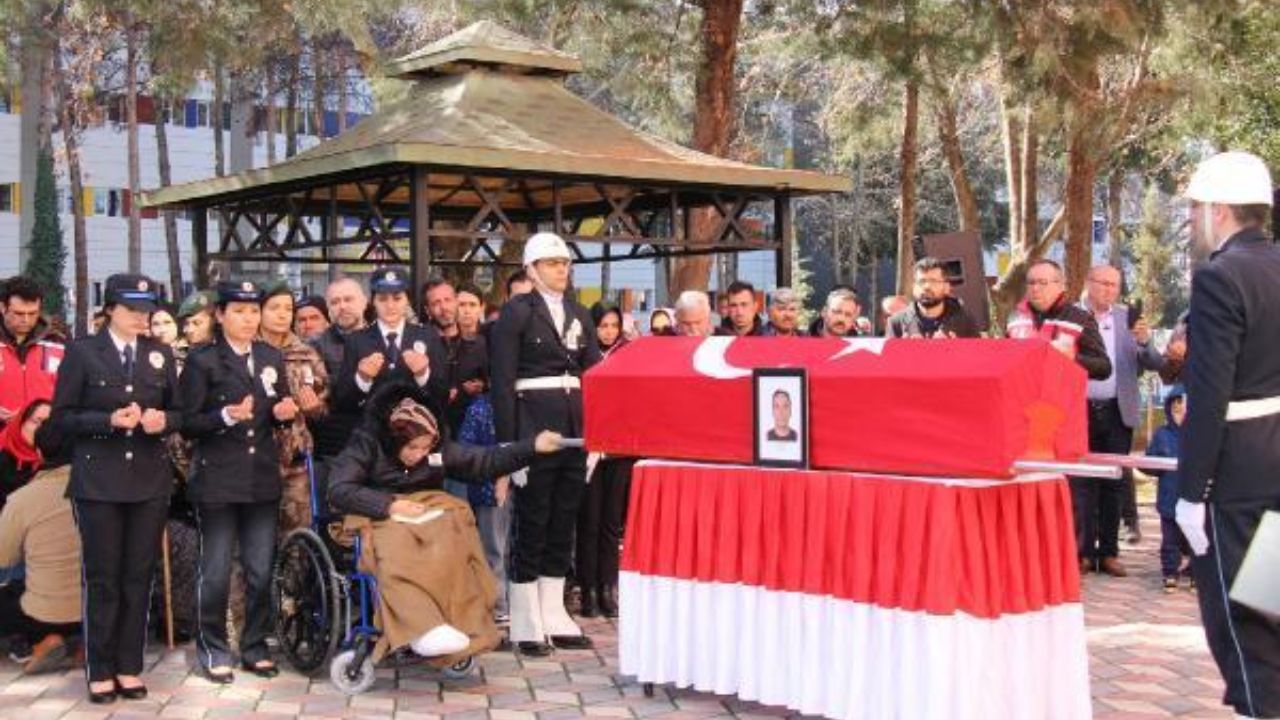 Depremde kaybettiği 3 oğlunun yanına, enkazdan çıkarılan polis eşini de toprağa verdi