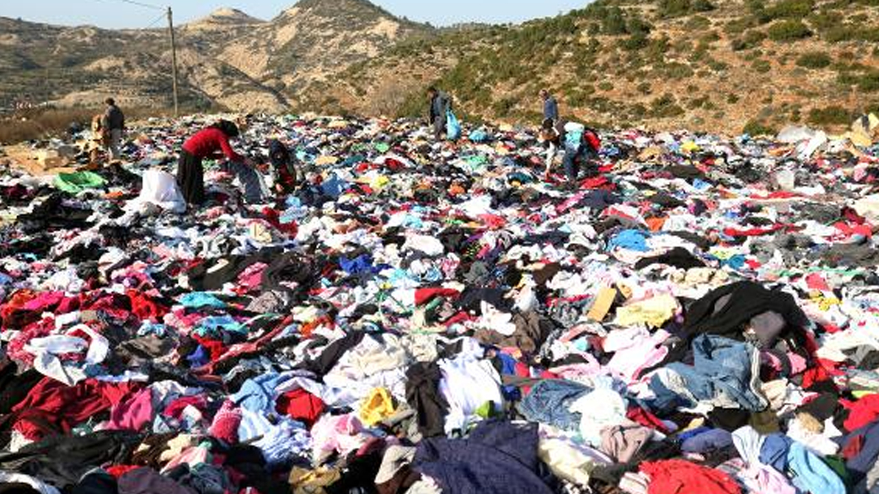 Depremzedelere büyük saygısızlık! Binlerce kıyafeti yol kenarına attılar