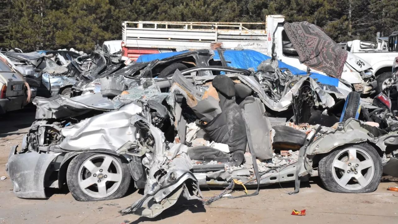 Enkaz altında kalarak zarar gören araçlar, otoparka çekiliyor