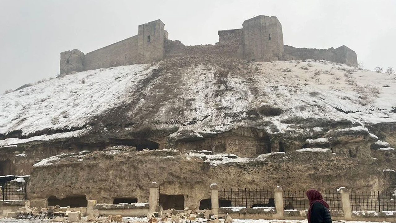 Tarihi Gaziantep Kalesi depremde yıkıldı