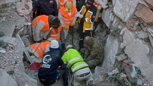 Baba ve iki oğlu 70 saat sonra enkazdan kurtarıldı