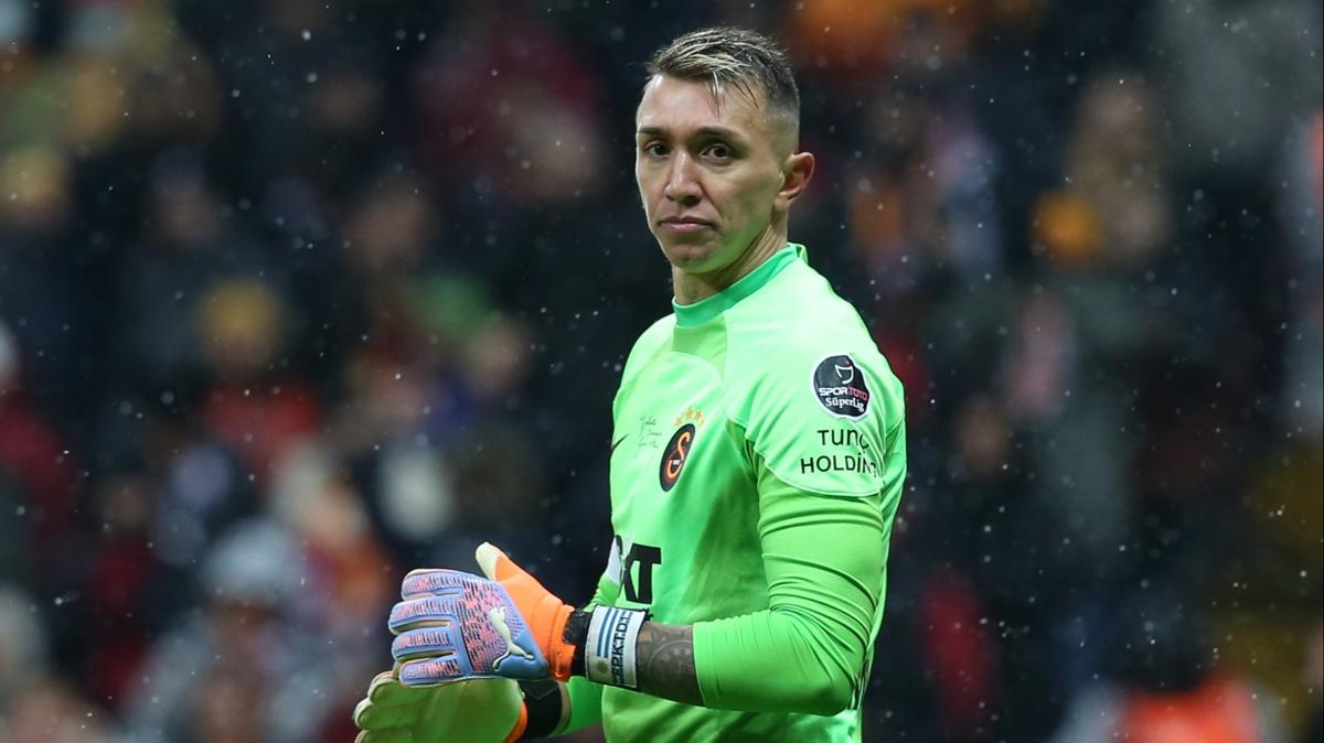 Galatasaray'da Fernando Muslera şoku! Sahadan sedye ile ayrıldı...