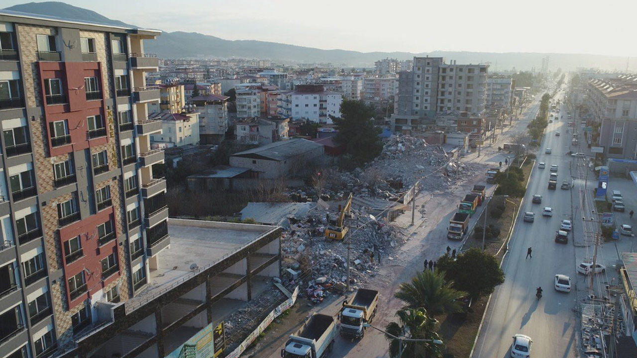 Osmaniye Belediyesi enkaz kaldırma çalışmalarına devam ediyor