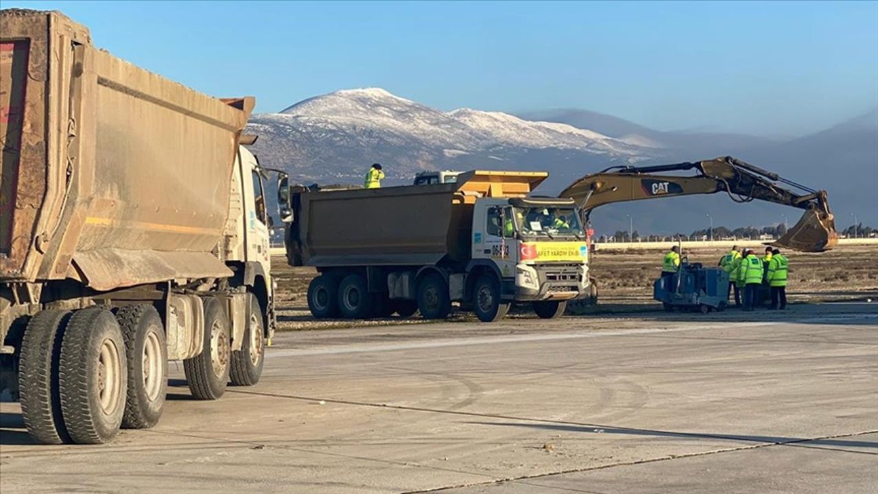 İGA ekipleri depremde hasar gören Hatay Havalimanı'nı onarmaya başladı