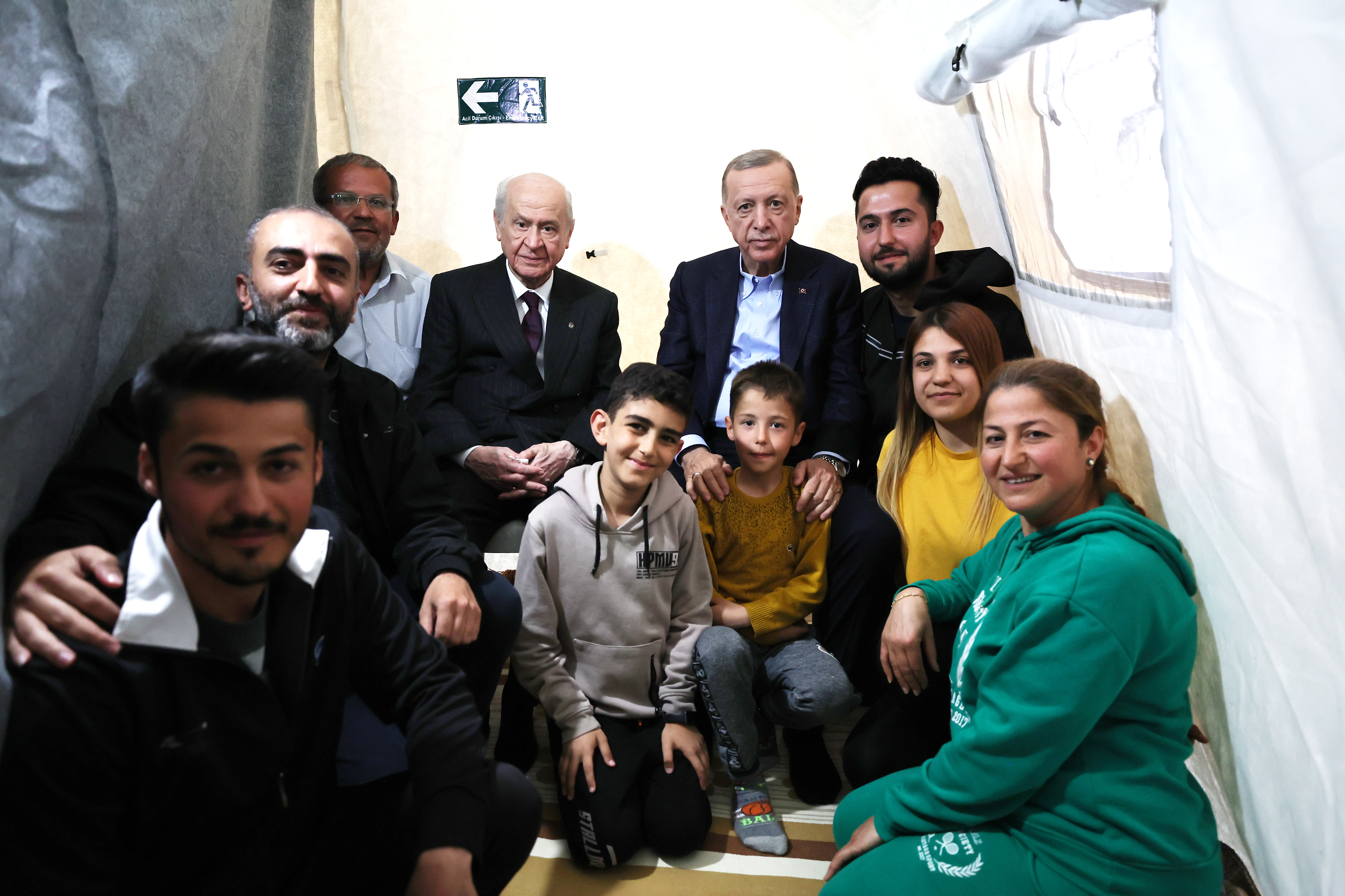 Cumhurbaşkanı Erdoğan ve MHP Lideri Bahçeli, Samandağ’daki çadır kenti ziyaret etti