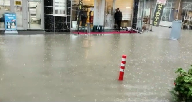 İzmir 30 dakikada göle döndü! Cadde ve iş yerleri su altında kaldı