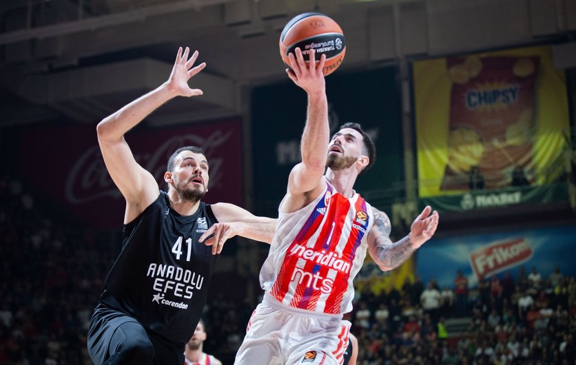 Anadolu Efes Sırbistan'da takıldı