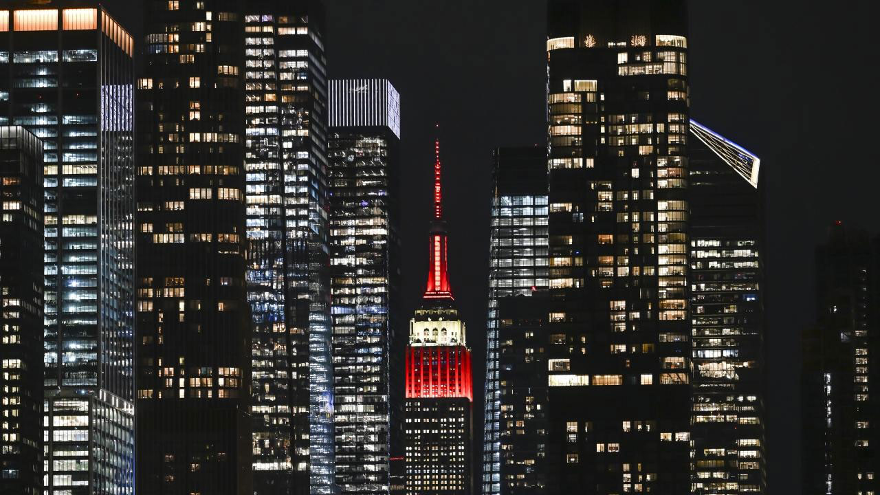 Depremzedeler için aydınlatıldı: Empire State kırmızı beyaz