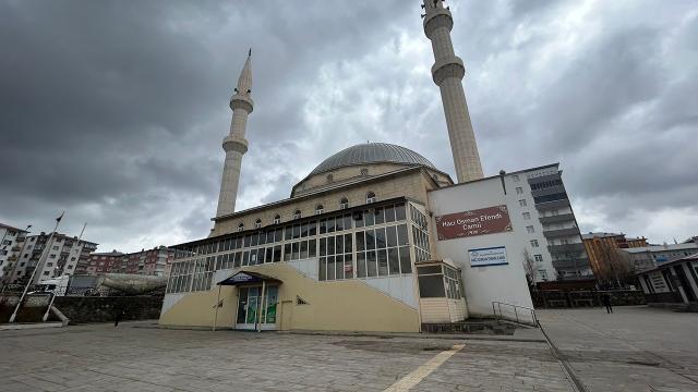 Çocuklar camiye biber gazı sıktı, imam namazı tamamlayamadı