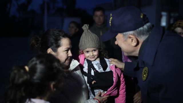 Bakan Akar, Arsuz'daki çadır kenti ziyaret etti