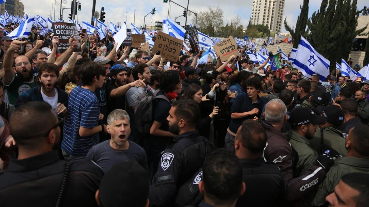 Netanyahu'dan geri adım! Protestolara ve grevlere neden olan yargı düzenlemesini erteledi