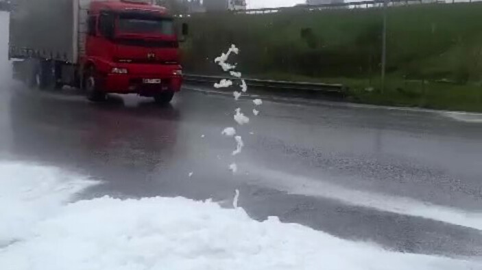 İstanbul'da etkisini gösteren yağış Tuzla'da köpüğe dönüştü