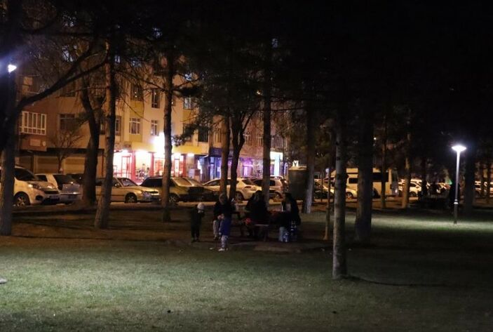 Kayseri'de halk, depremlerin ardından akşamı parklarda geçirdi