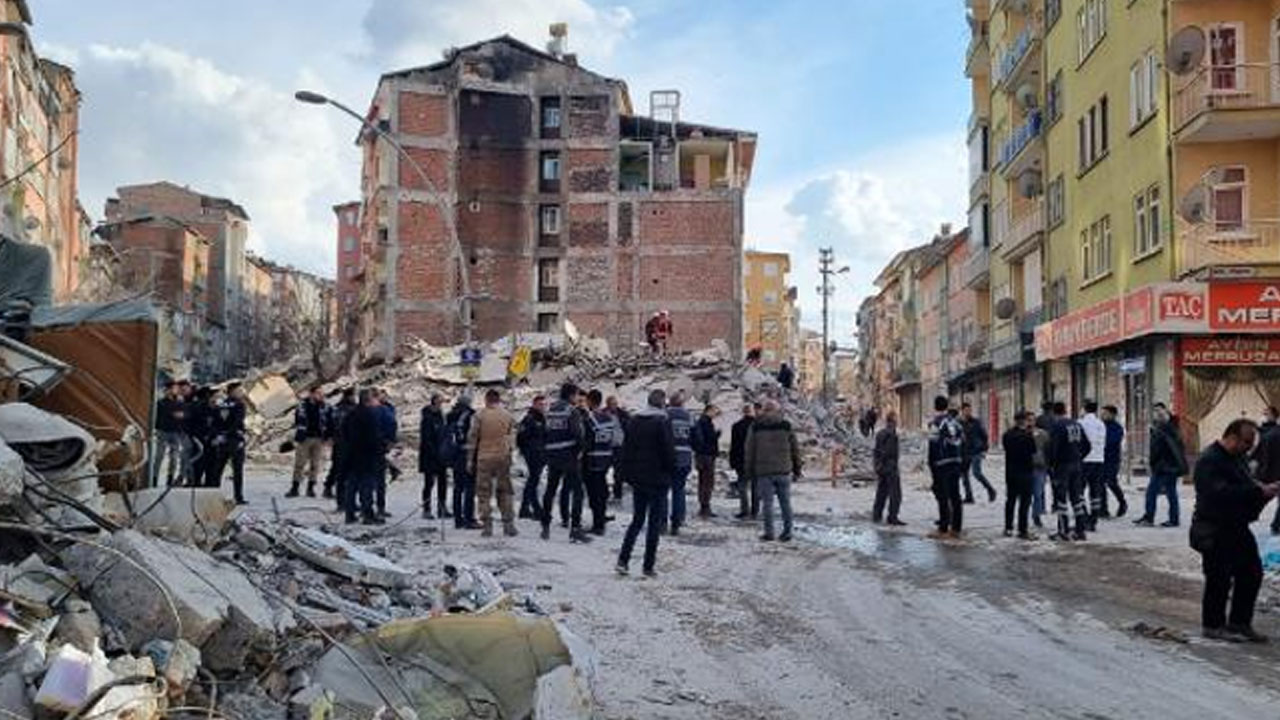 Malatya’da ağır hasarlı katlı bina çöktü