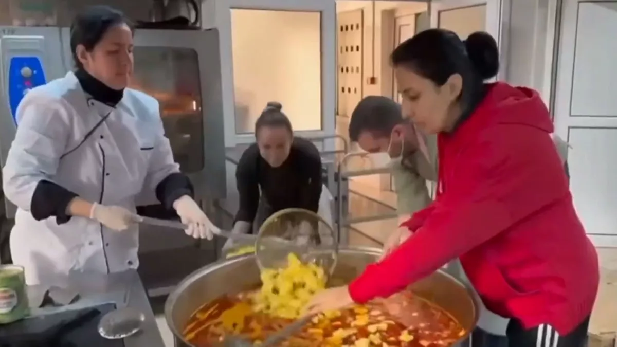 Öğretmenler depremzedeler için yemek hazırlıyor