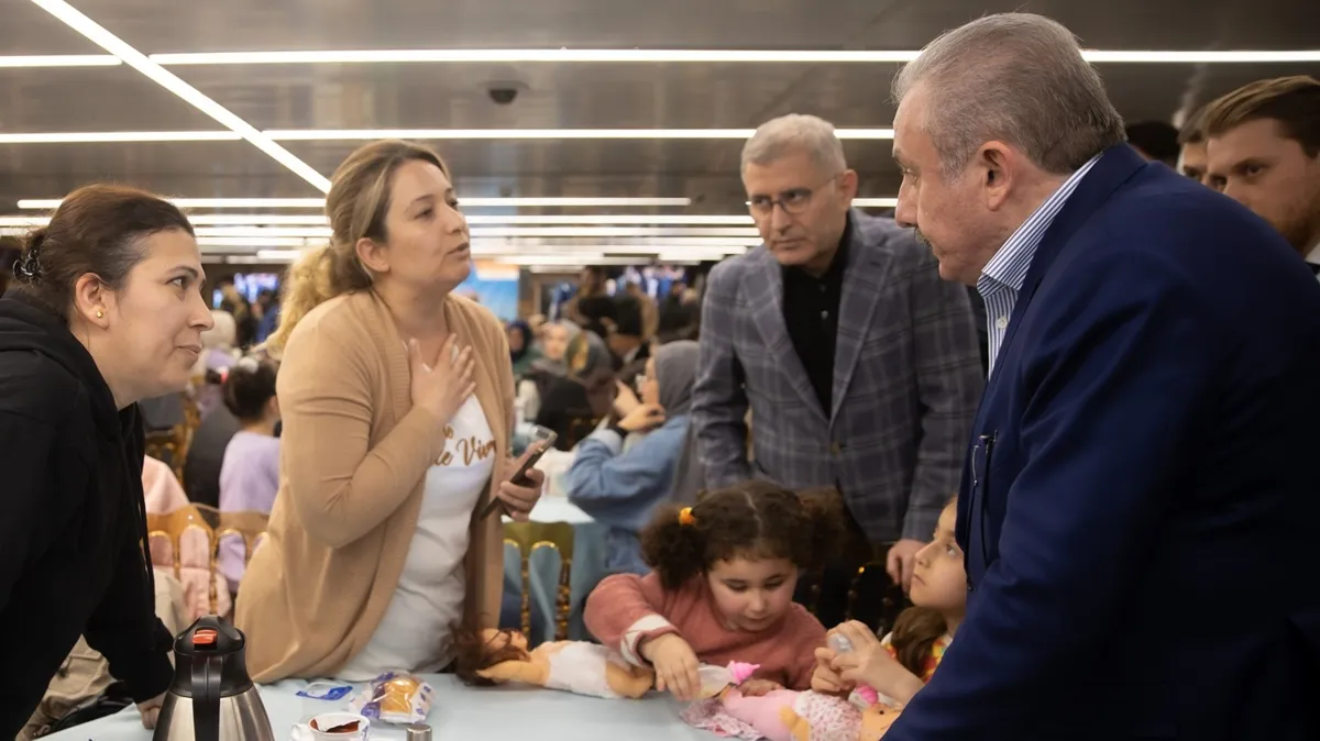 TBMM Başkanı Şentop, İstanbul'a gelen depremzedelerle iftar yaptı