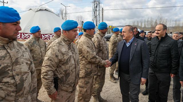 Bakan Çavuşoğlu'ndan Mehmetçiğin kurduğu çadır kente ziyaret