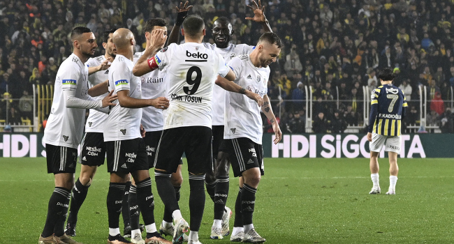 Tarihi maçta Beşiktaş, Fenerbahçe'yi 4-2 ile geçti