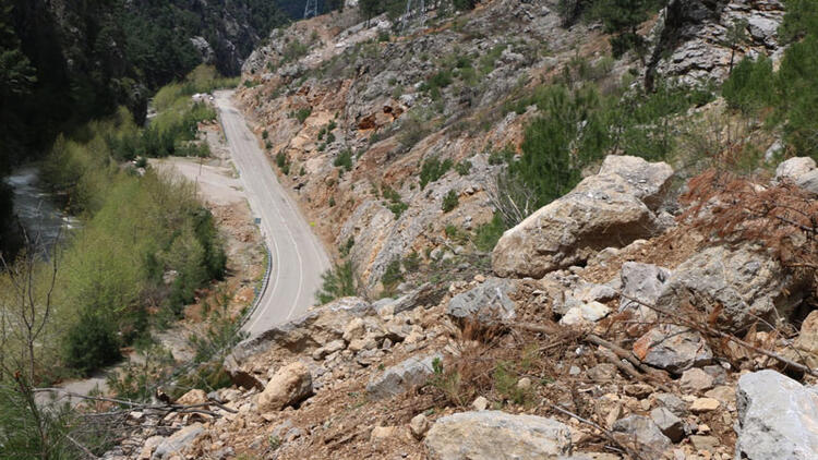 4 öğretmenin öldüğü yolda kaya tehlikesi sürüyor
