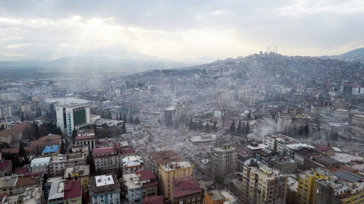 Deprem bölgesindeki 7 ilçede daha yargı sürelerinin 1 Mayıs'a kadar durmasına karar verildi