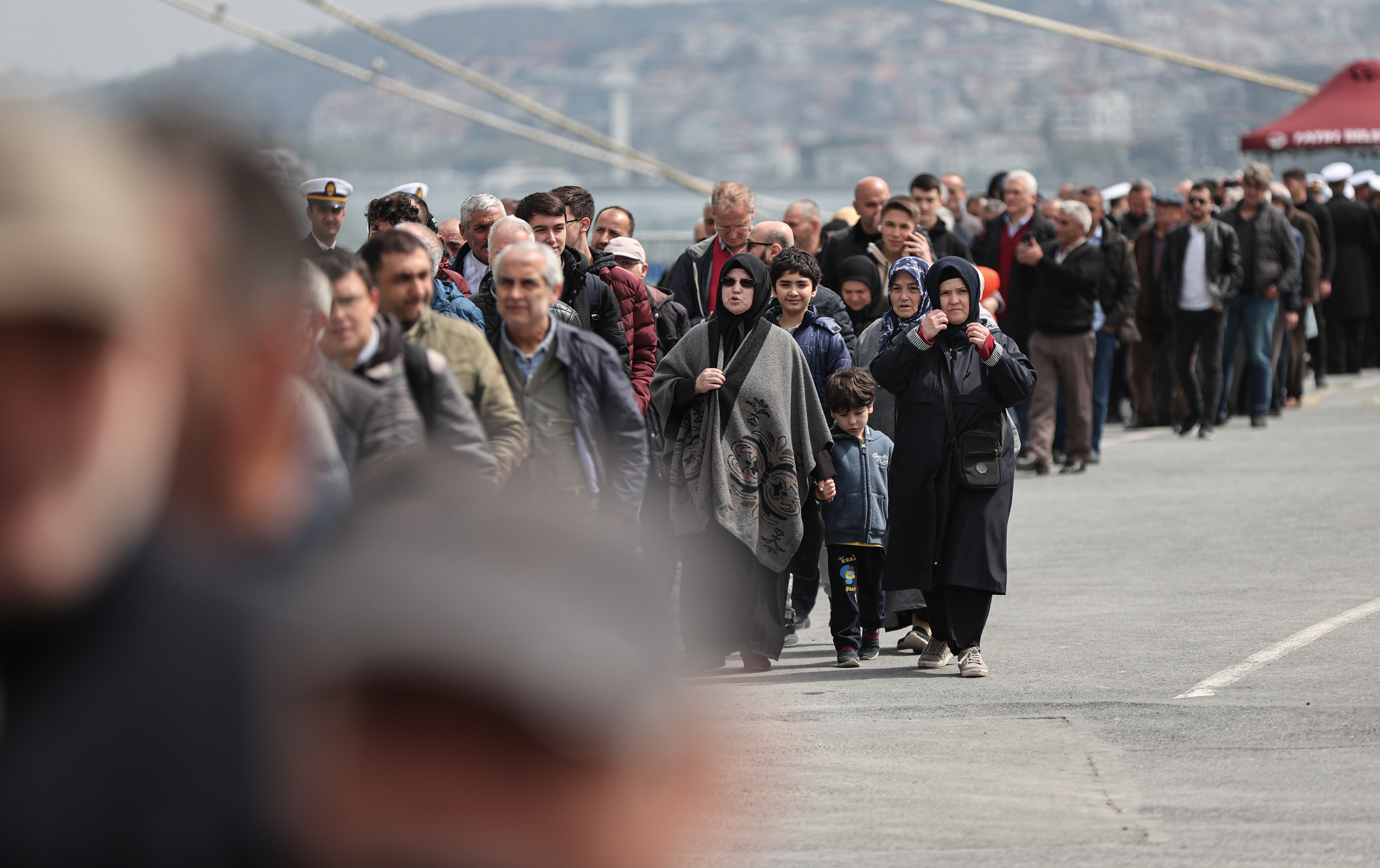 TCG Anadolu gemisi, Sarayburnu Limanı'nda ziyaretçi akınına uğradı