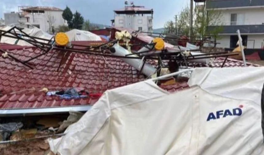 Kahramanmaraş'ta hortum! Çadırlar uçtu, çatılardan savrulan parçalar depremzedeleri yaraladı