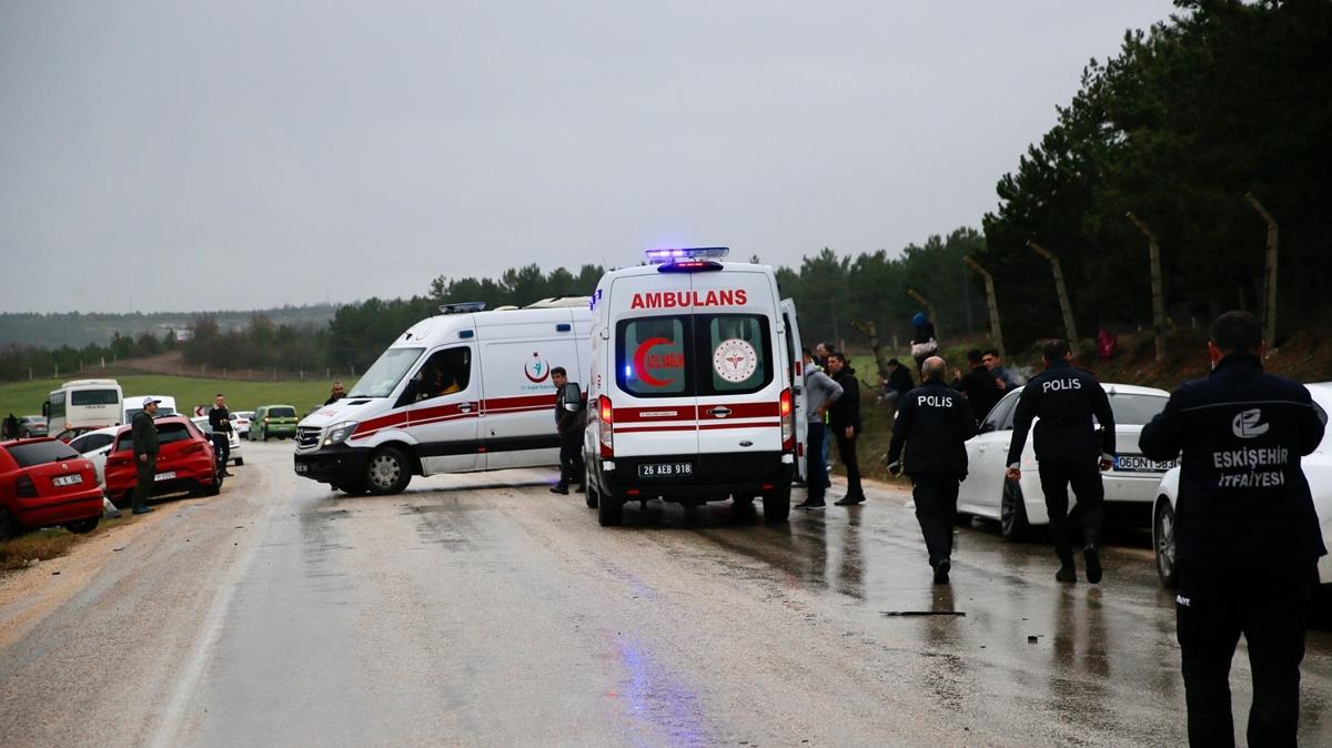 Eskişehir'de zincirleme trafik kazası: 12'si asker 14 kişi yaralandı