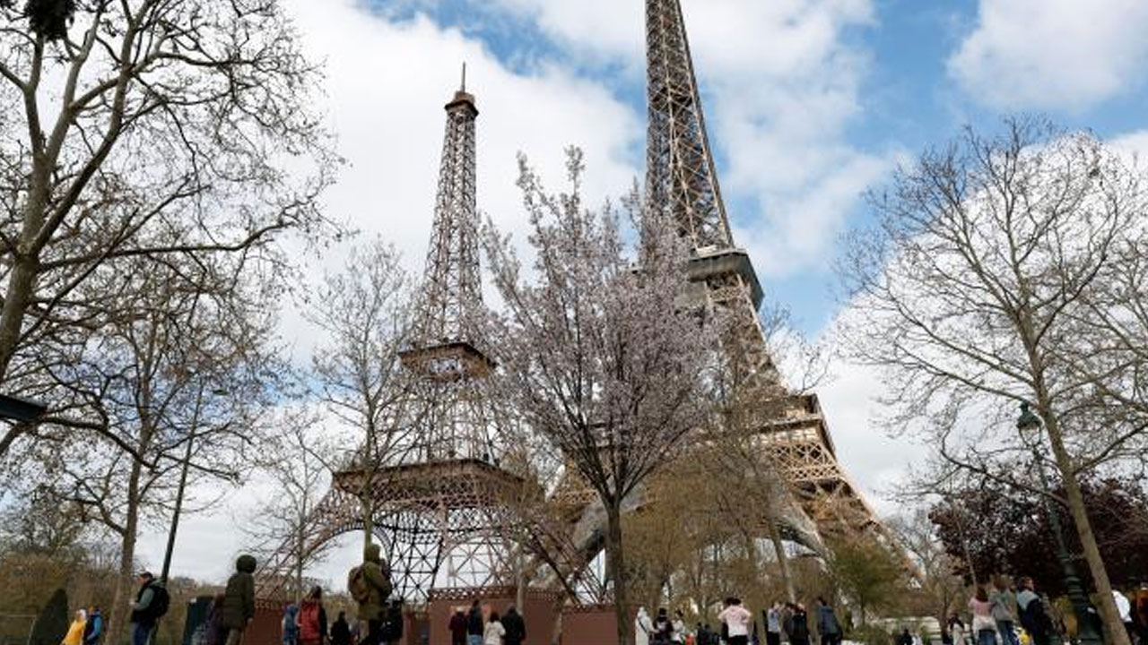 Paris’te artık iki Eyfel Kulesi var