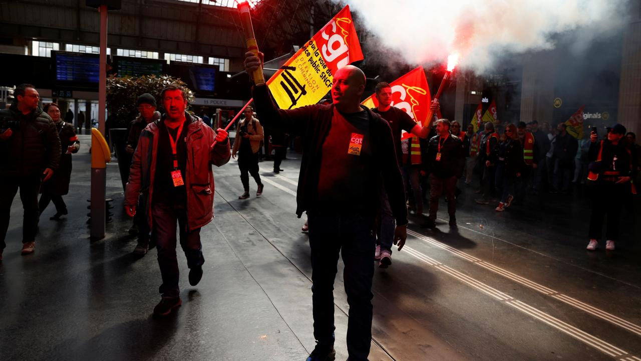 Fransa'da emeklilik kaosu! Reform karşıtları tren garını bastı