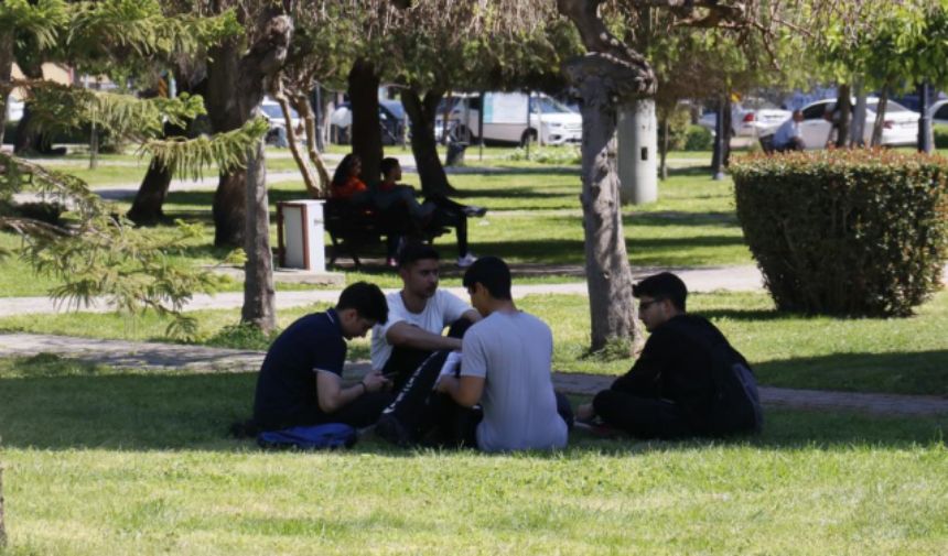 Termometreler 29 dereceyi gösterdi, vatandaşlar parklara akın etti