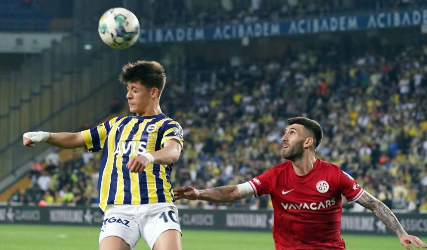 Fenerbahçe, Antalyaspor'u 2 golle geçti