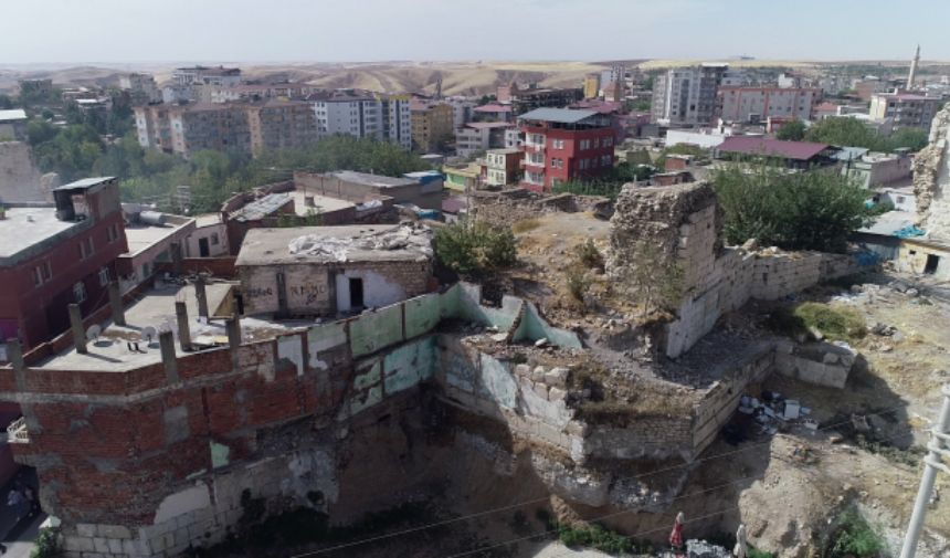 Harzemşahlar Devleti'nin son hükümdarı Celaleddin Harzemşah'ın mezarı Diyarbakır'da bulundu