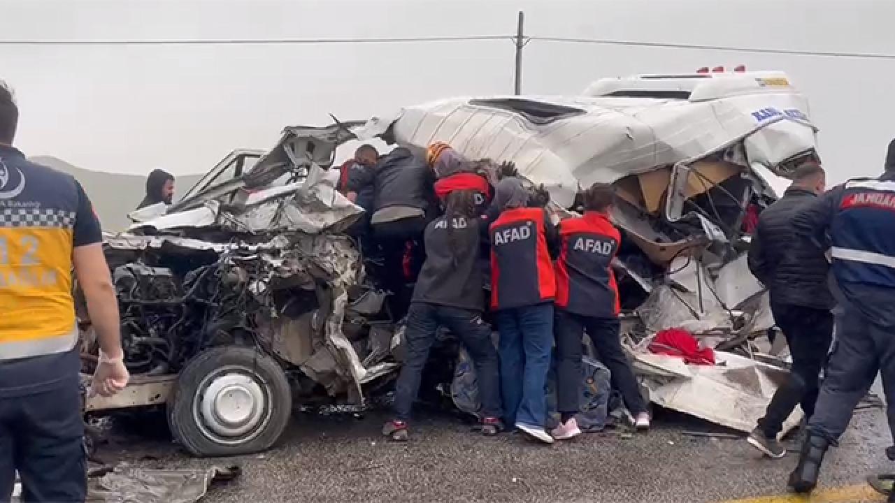 Sivas'ta feci kaza: 4 ölü, çok sayıda yaralı var