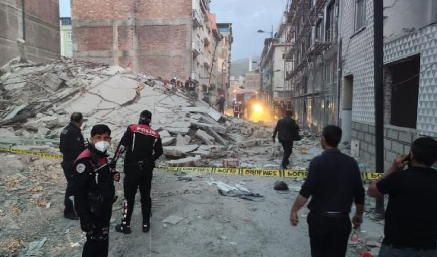 Malatya'da ağır hasarlı 4 katlı bina yıkıldı... 1 kişi göçük altında