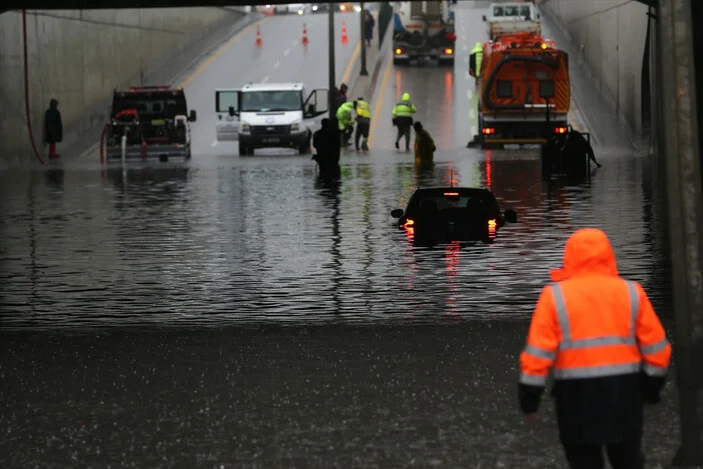 Meteoroloji ve Valilik uyardı! Ankara'da sağanak yağmur durmuyor